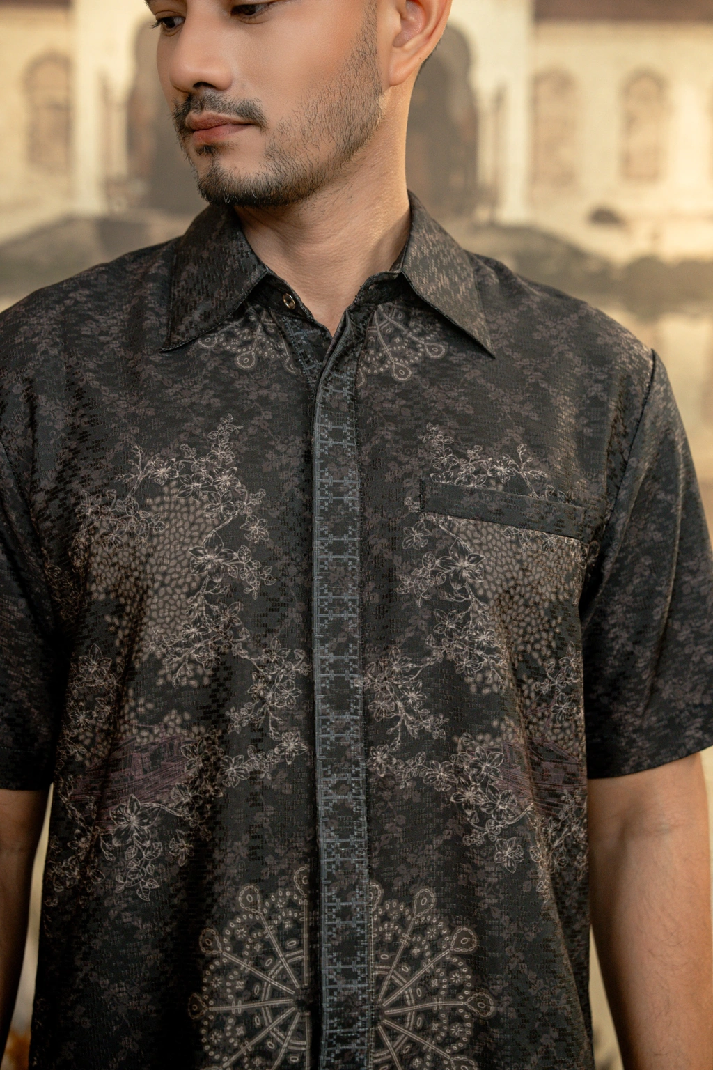 Meutia Shirt Men in Charcoal Black - Gambar 4