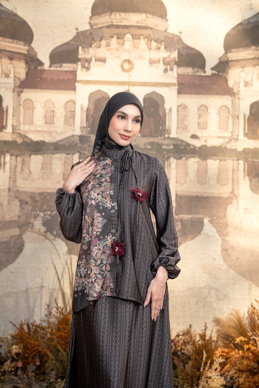 Meutia One Set in Charcoal Black - Gambar 4