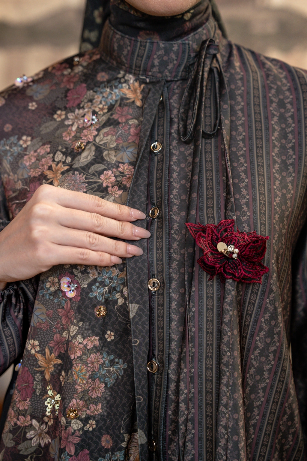 Meutia One Set in Charcoal Black - Gambar 3