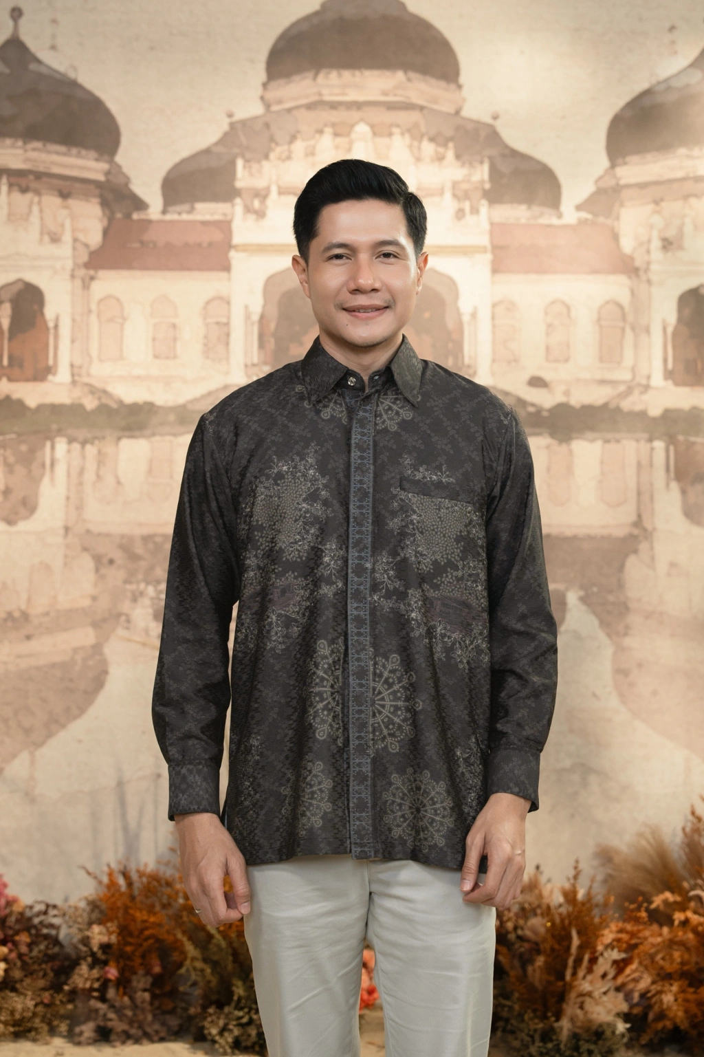 Meutia Shirt Men in Charcoal Black - Gambar 2