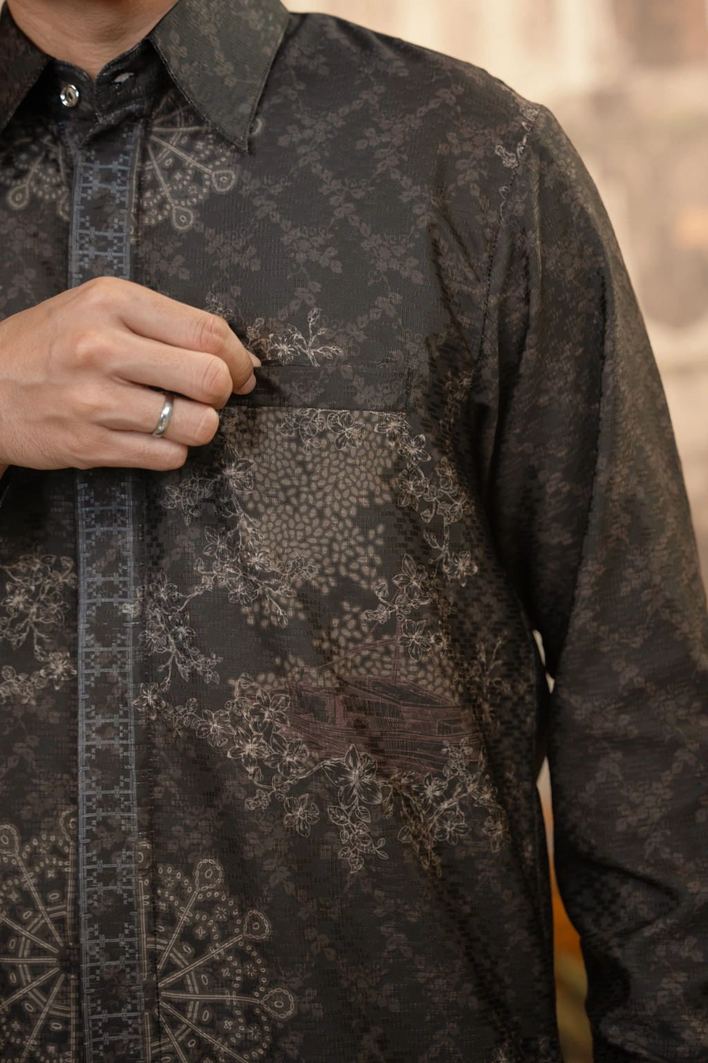Meutia Shirt Men in Charcoal Black - Gambar 3