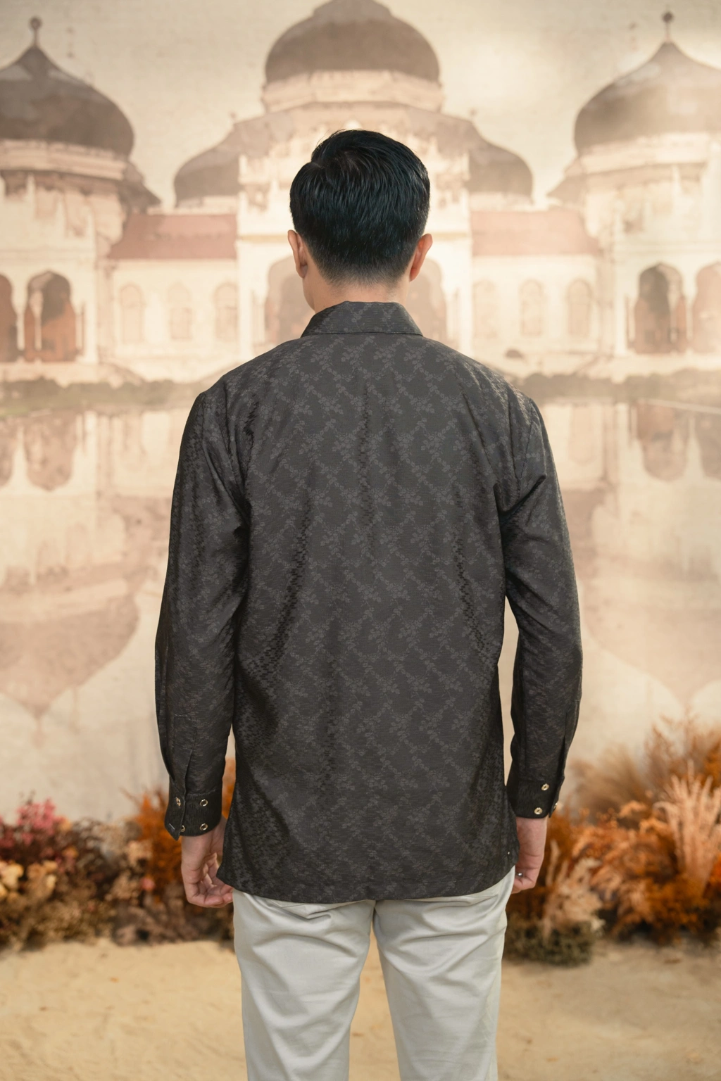 Meutia Shirt Men in Charcoal Black - Gambar 5