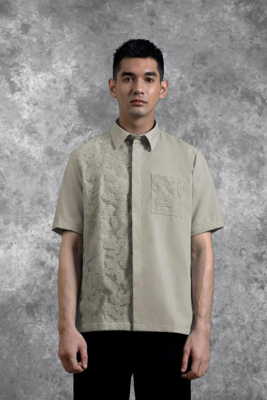 Kemeja Brukat Saku Renjana Lengan Pendek Tenun - Gambar 2